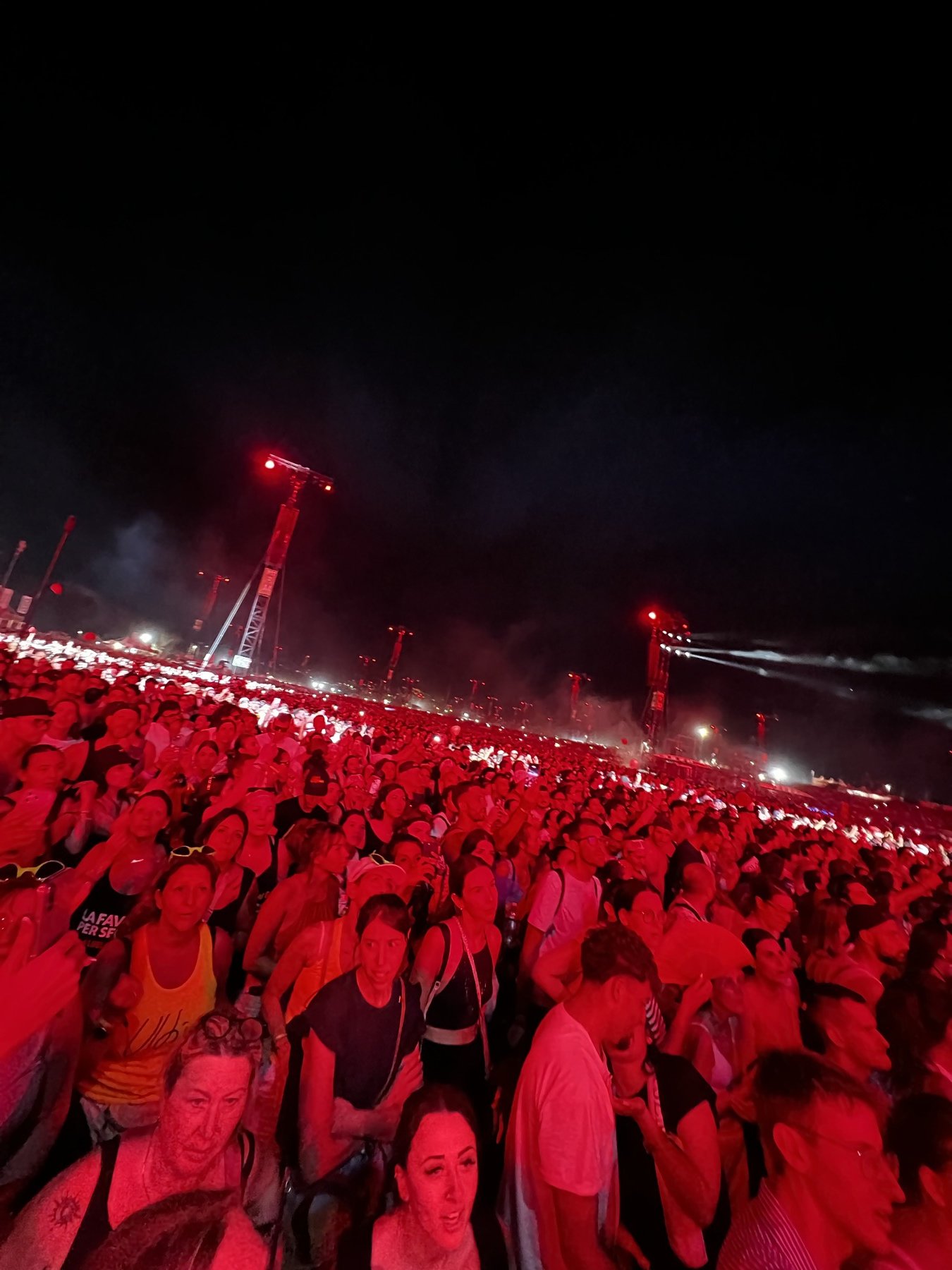 La folla di 250.000 persone illuminata di rosso durante il concerto di Ultimo a Tor Vergata