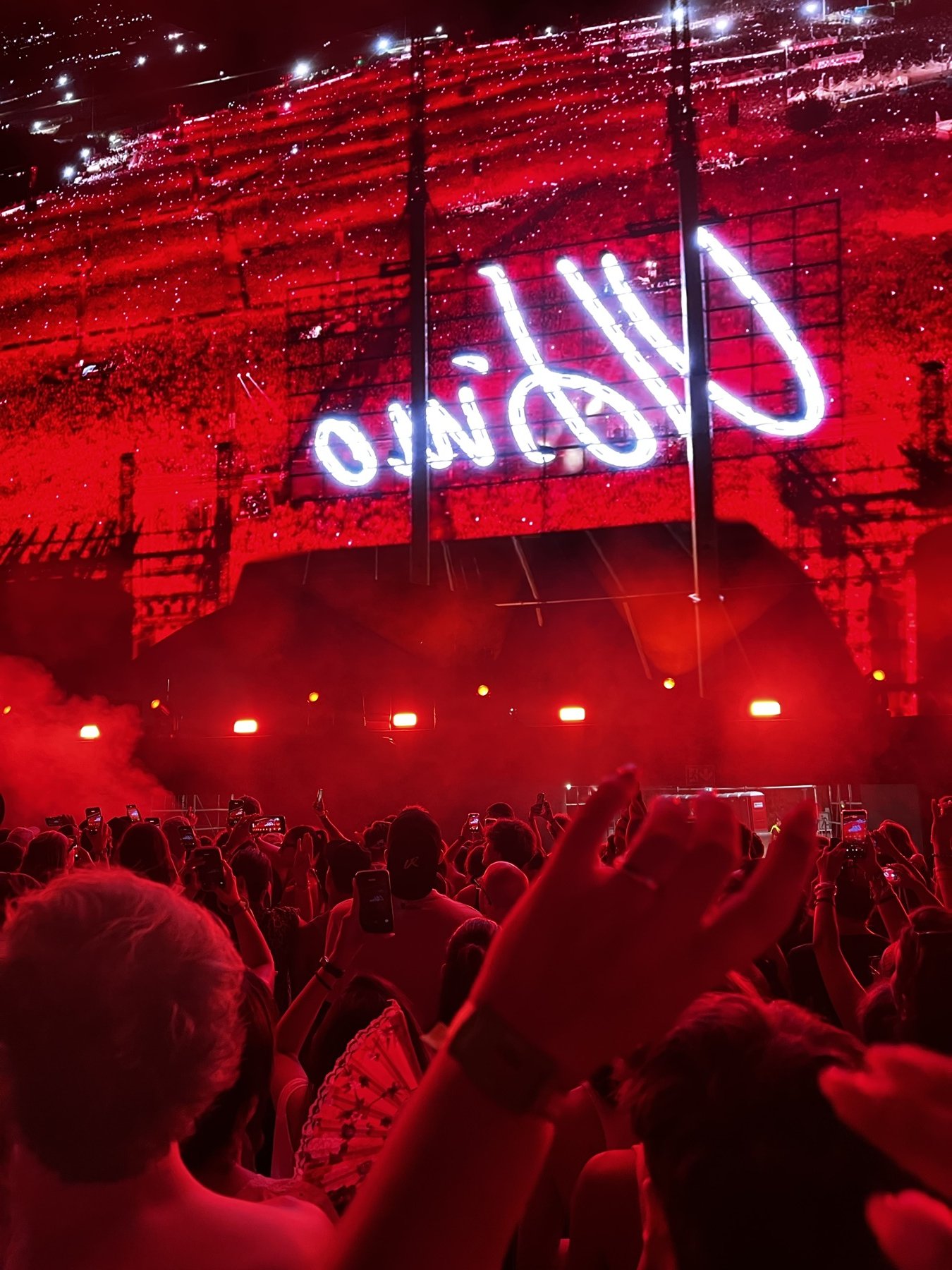 Il logo neon di Ultimo sul palco illuminato di rosso durante La Favola per Sempre - Tor Vergata 4 luglio 2026